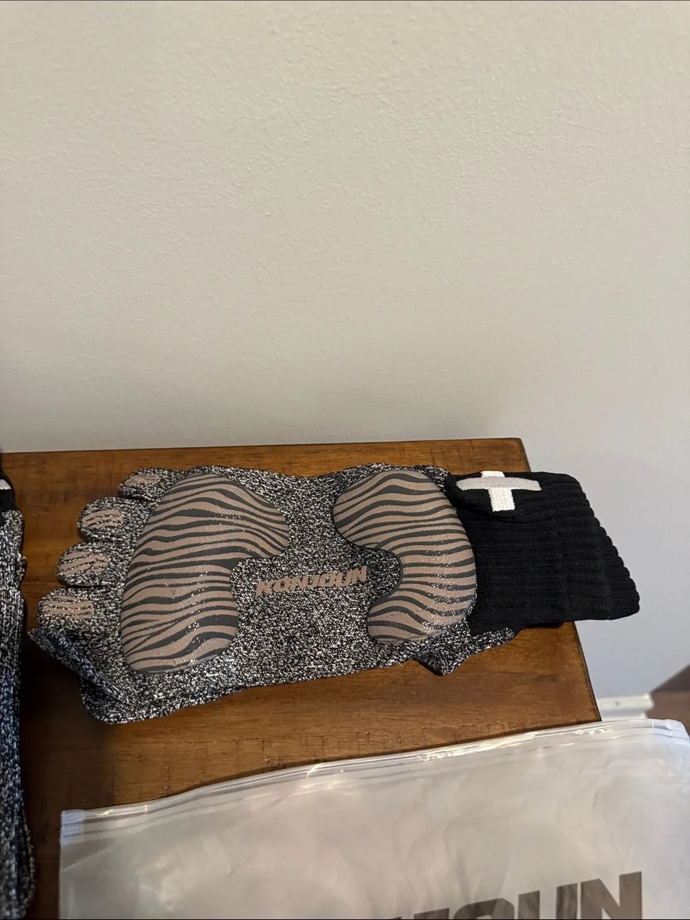 Men's Five-Toe Grip Supersocks/Athletic Socks in Black and Gray